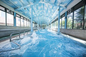 Indoor spa tub