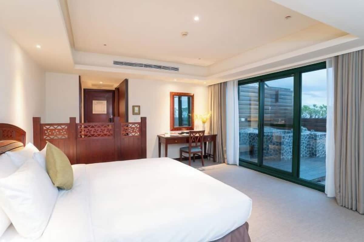 Down comforters, free minibar, in-room safe, desk