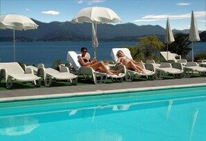 Outdoor pool, pool umbrellas, sun loungers - Wellness & Beauty Hotel Conca Azzurra (Ranco)