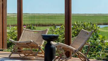 Een buitenzwembad en ligstoelen