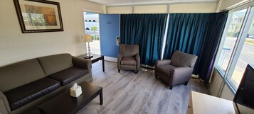 Suite Deluks, 1 Tempat Tidur King | Area keluarga | Smart TV 48-inci dengan saluran TV kabel dan TV