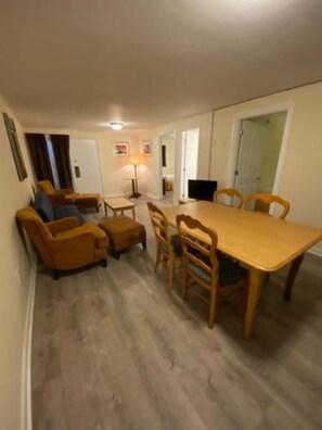 Apartamento luxo, 2 quartos, cozinha | Área de estar | Smart TV 48 polegadas com canais a cabo, TV