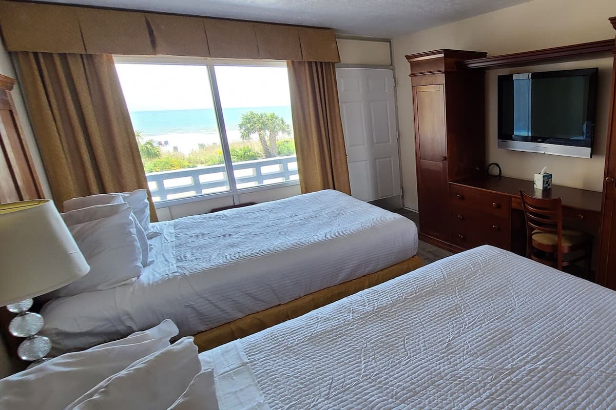 Habitación estándar, 2 camas Queen size, balcón, vista a la playa ( AA ) | 2 habitaciones, wifi gratis y ropa de cama
