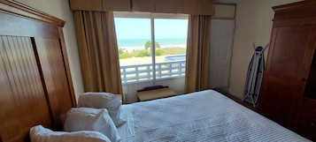 Quarto standard, 2 camas Queen, sacada, vista para a praia ( AA ) | Wi-Fi de cortesia, roupa de cama