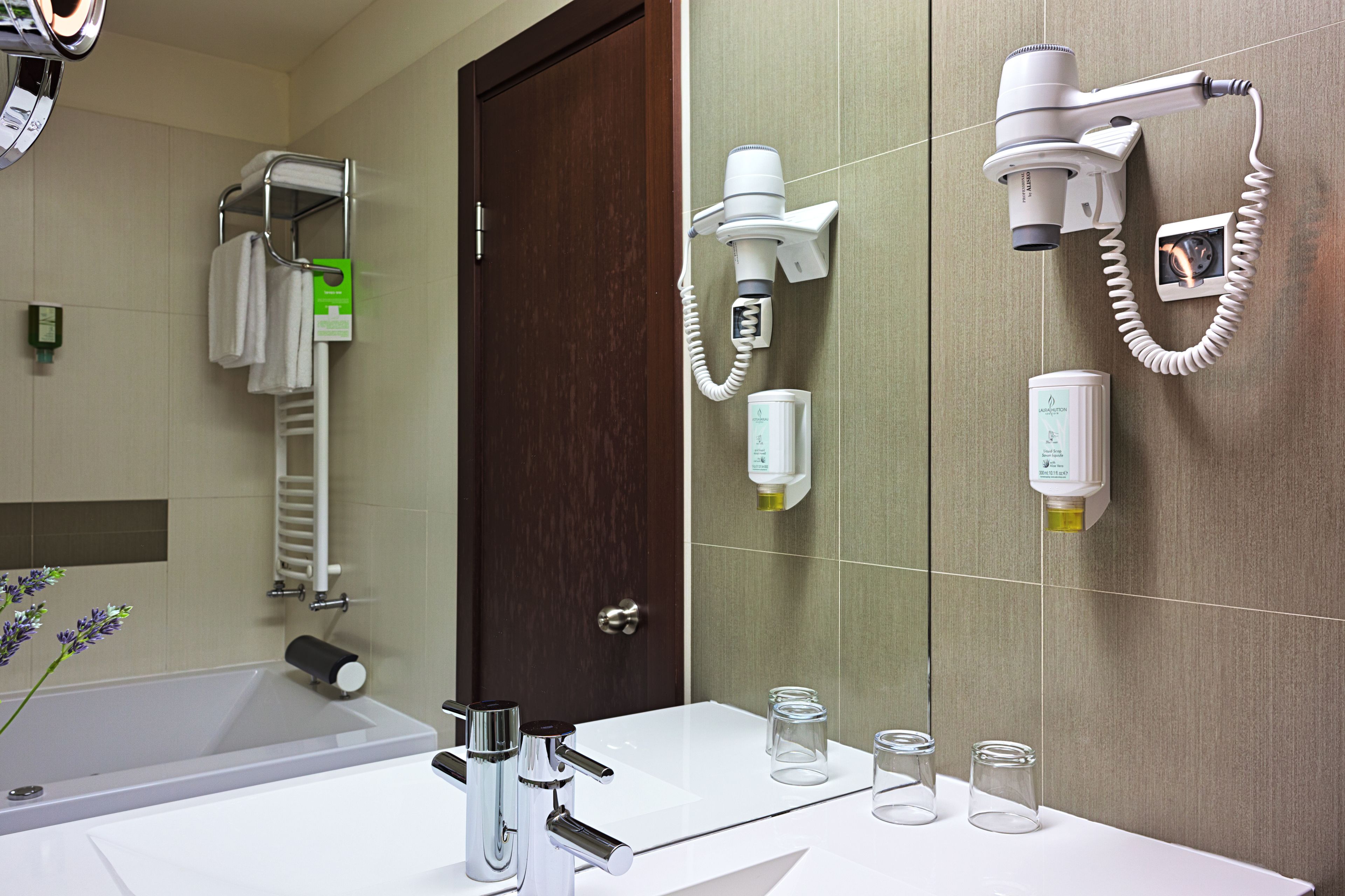 standard twin room | bathroom | bathtub, free toiletries, towels