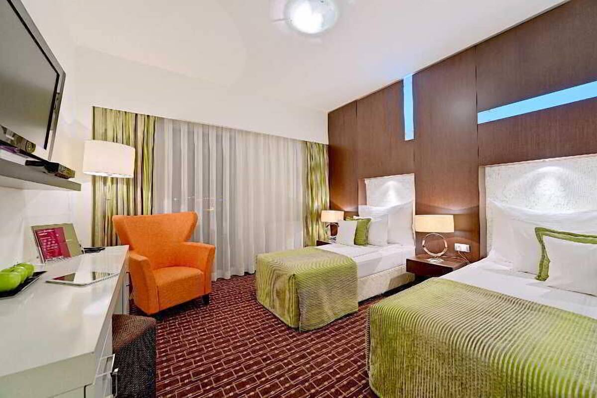 Minibar, in-room safe, desk, cribs (free)
