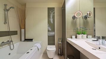 Executive Double Room | Bathroom | Bathtub, free toiletries, towels