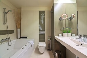 Executive Double Room | Bathroom | Bathtub, free toiletries, towels - Hotel Cubix (Brasov)