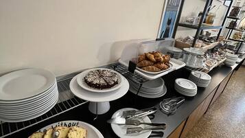 Petit déjeuner buffet (12 EUR par personne)