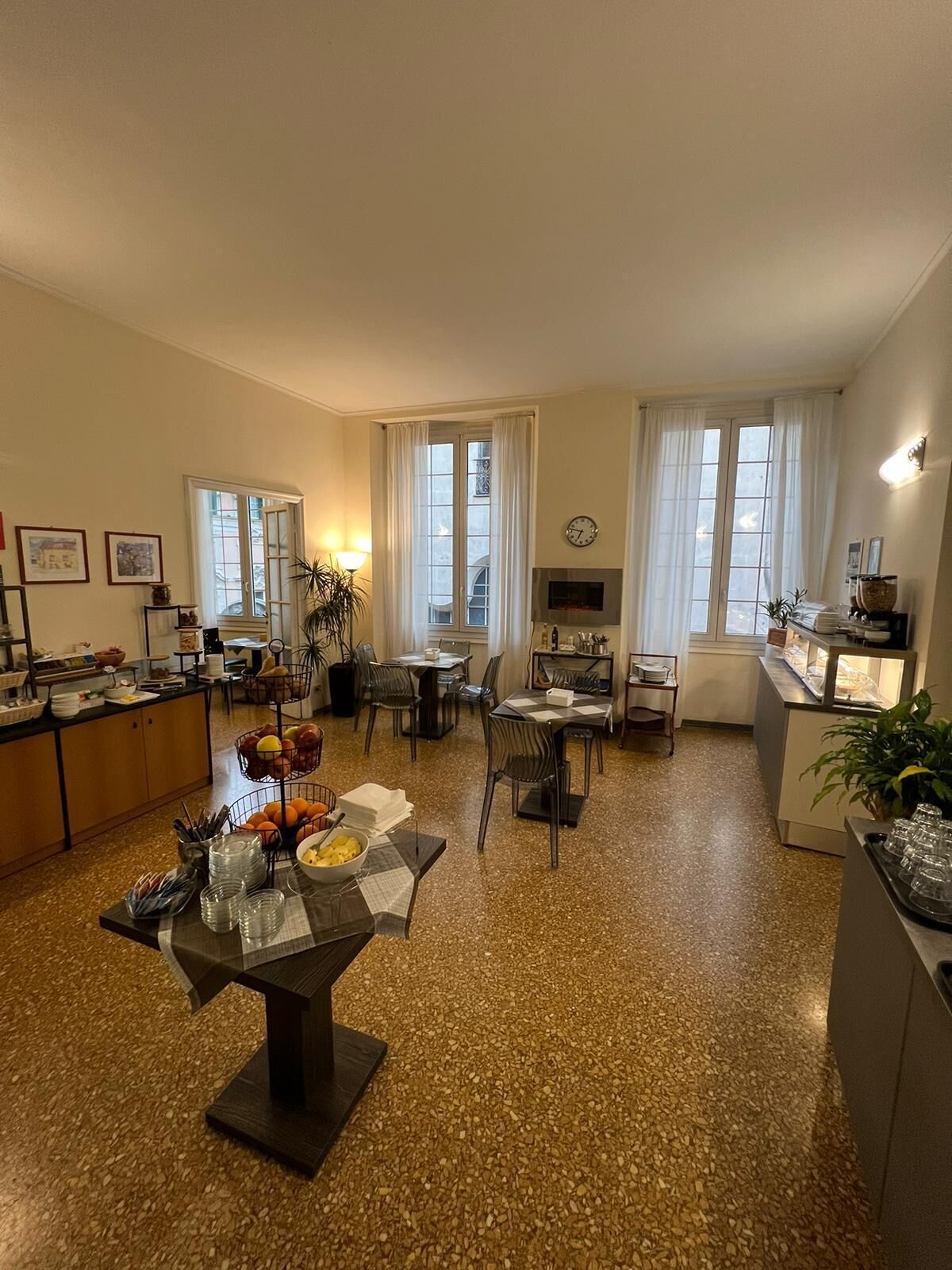 Tägliches Frühstücksbuffet (12 EUR pro Person)