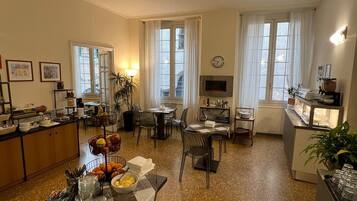 Petit déjeuner buffet (12 EUR par personne)