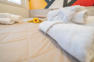 Triple Room | Bar mini, peti besi dalam bilik, meja, langsir/tirai gelap terus