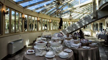 Free daily cooked-to-order breakfast