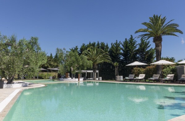 Außenpool (je nach Saison geöffnet), Sonnenschirme