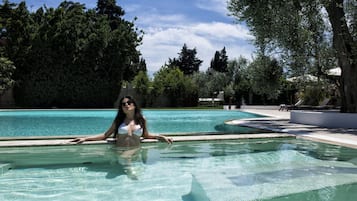 Piscine extérieure (ouverte en saison), parasols de plage