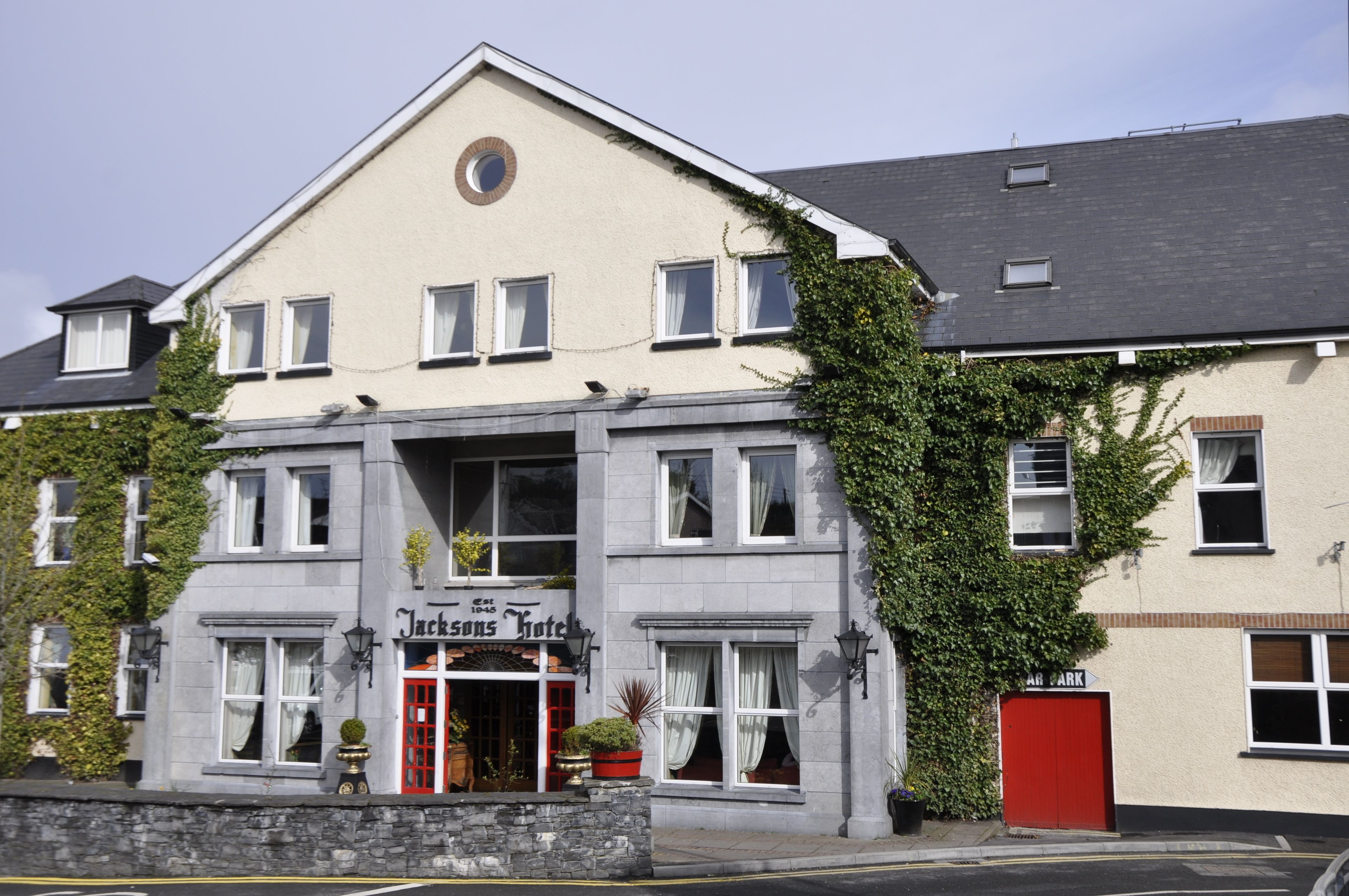 Un edificio de dos pisos con un letrero que dice 'Jackson's Hotel'.