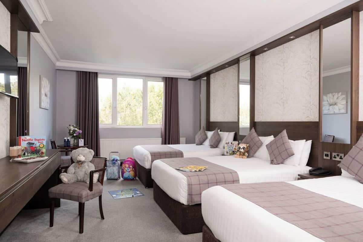 Family Room | Desk, laptop workspace, iron/ironing board, free WiFi