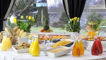 Desayuno completo diario (EUR 12 por persona)