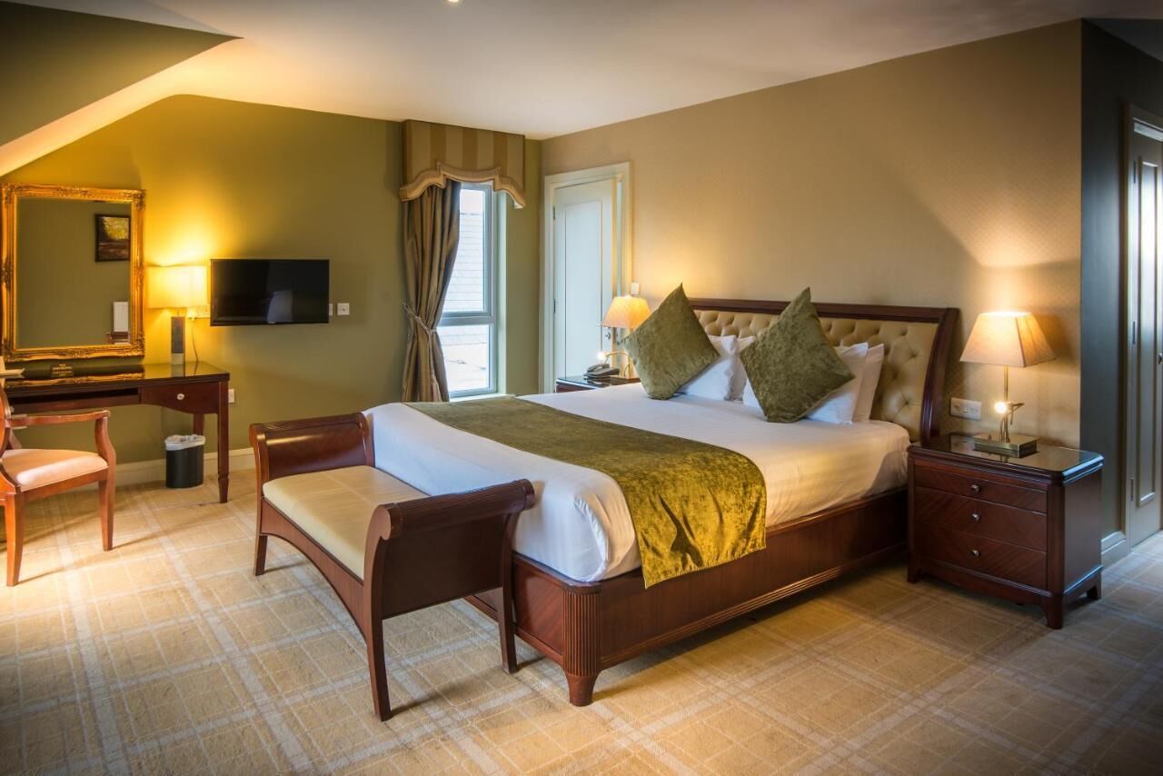 Desk, laptop workspace, iron/ironing board, free WiFi