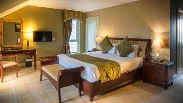 Desk, laptop workspace, iron/ironing board, free WiFi