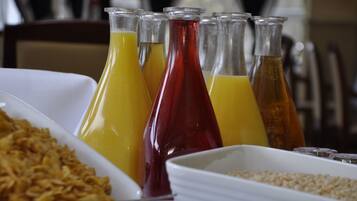 Un bufé de desayuno con diversas opciones de comida y bebidas.