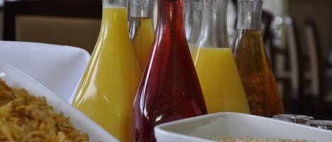 Un bufé de desayuno con diversas opciones de comida y bebidas.