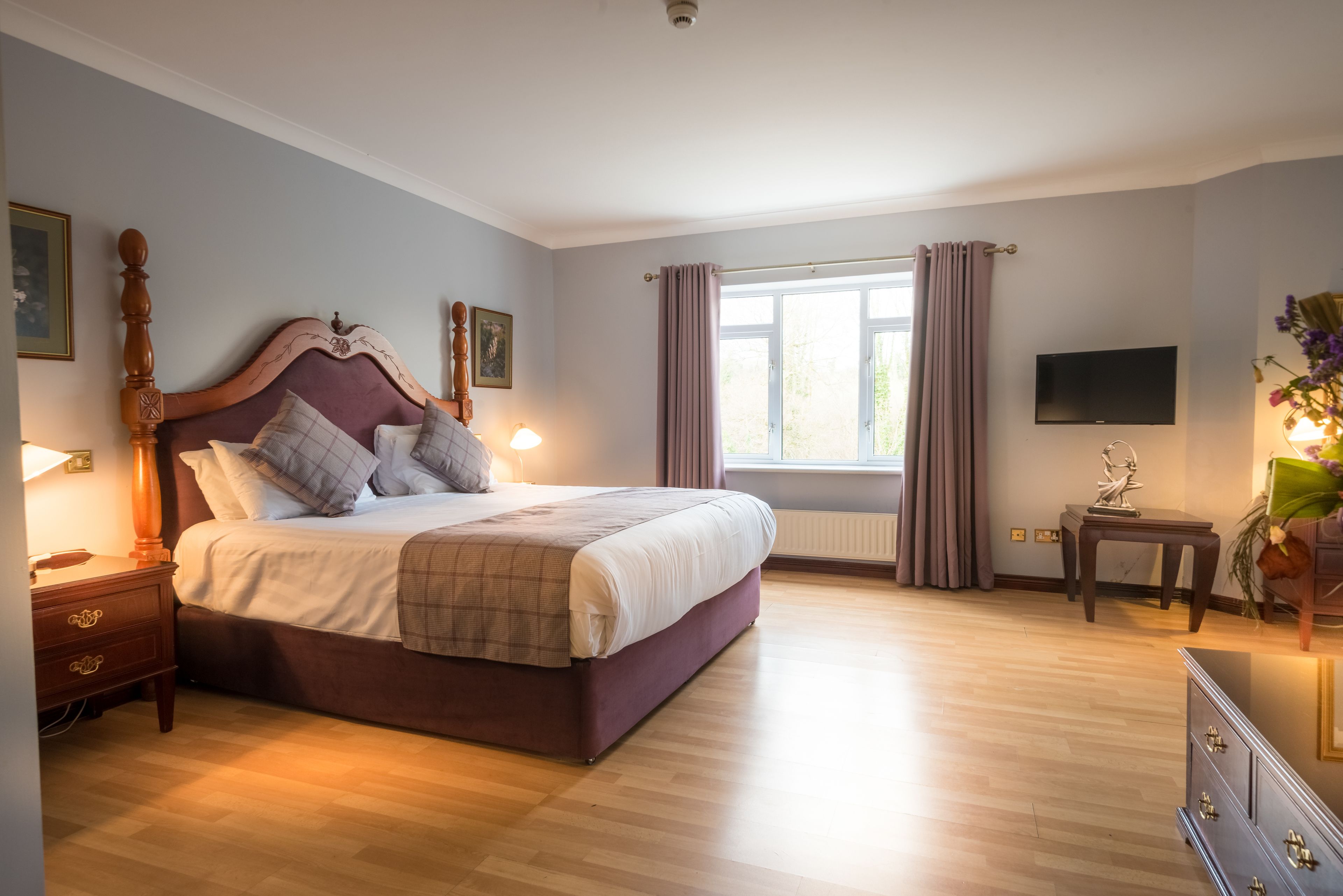 Desk, laptop workspace, iron/ironing board, free WiFi