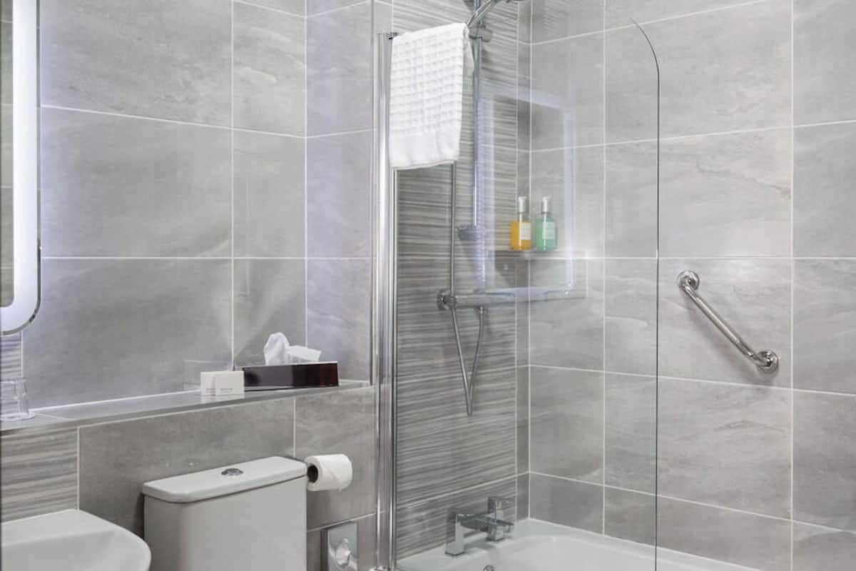 Combined shower/tub, deep soaking tub, free toiletries, hair dryer