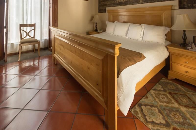 Caja de seguridad en la habitación, escritorio y insonorización 