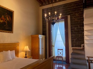 Velazquez | In-room safe, desk, soundproofing, iron/ironing board