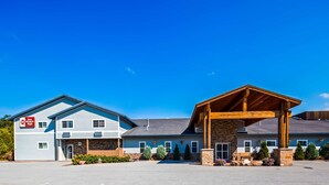 A Best Western Plus hotel with a covered outdoor area and a stone facade. - Best Western Plus Ticonderoga Inn & Suites (Ticonderoga)