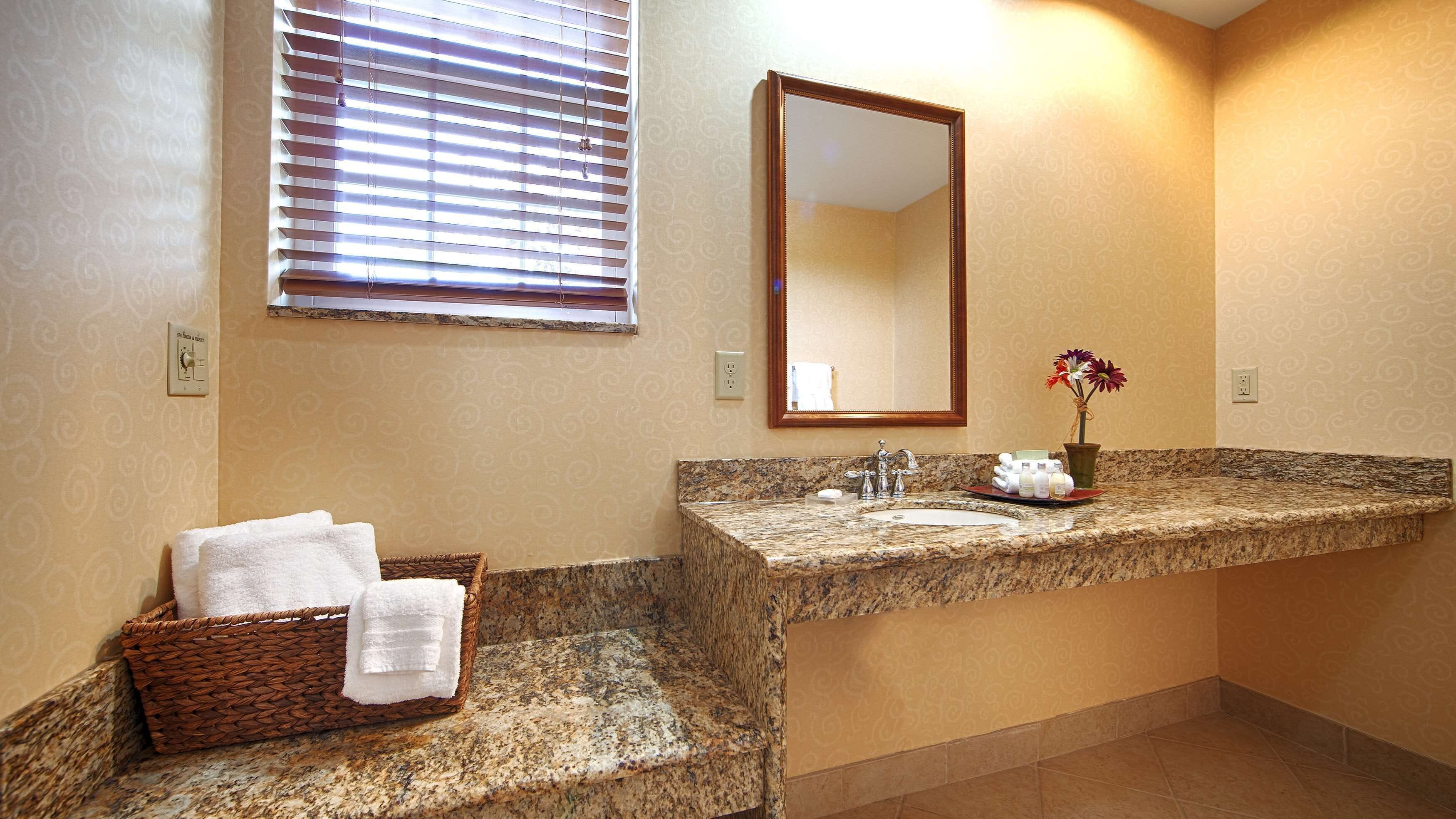 suite, 1 king bed, non smoking, jetted tub | bathroom | combined shower/bathtub, free toiletries, hair dryer, towels