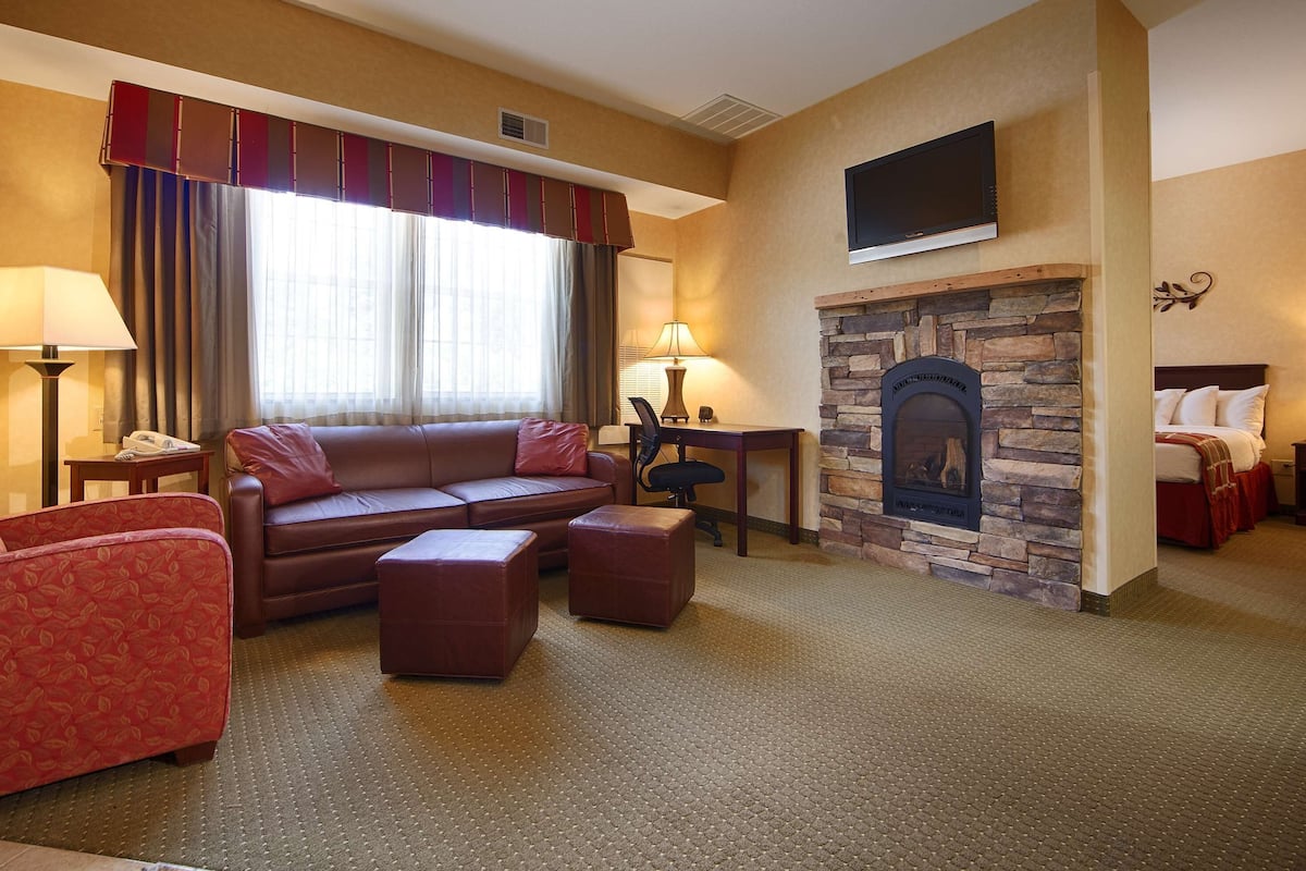 In-room safe, desk, laptop workspace, blackout curtains
