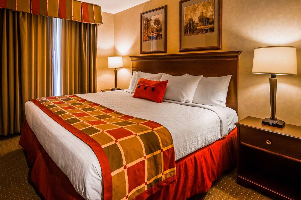 Phòng Suite, 1 giường cỡ king, không hút thuốc, tủ lạnh & lò vi sóng | Két bảo mật tại phòng, bàn, khu vực làm việc phù hợp cho laptop
