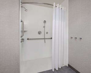 Studio, 1 kingsize bed met slaapbank, niet-roken (Mobility & Hearing, Roll-in Shower) | Badkamer met douche