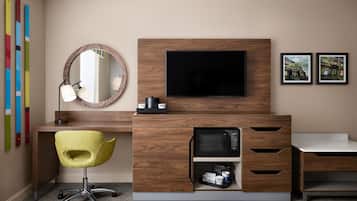 Escritorio, cortinas opacas, tabla de planchar con plancha