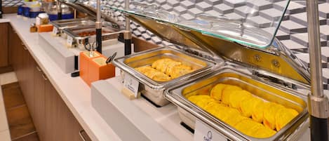 Free daily self-serve breakfast