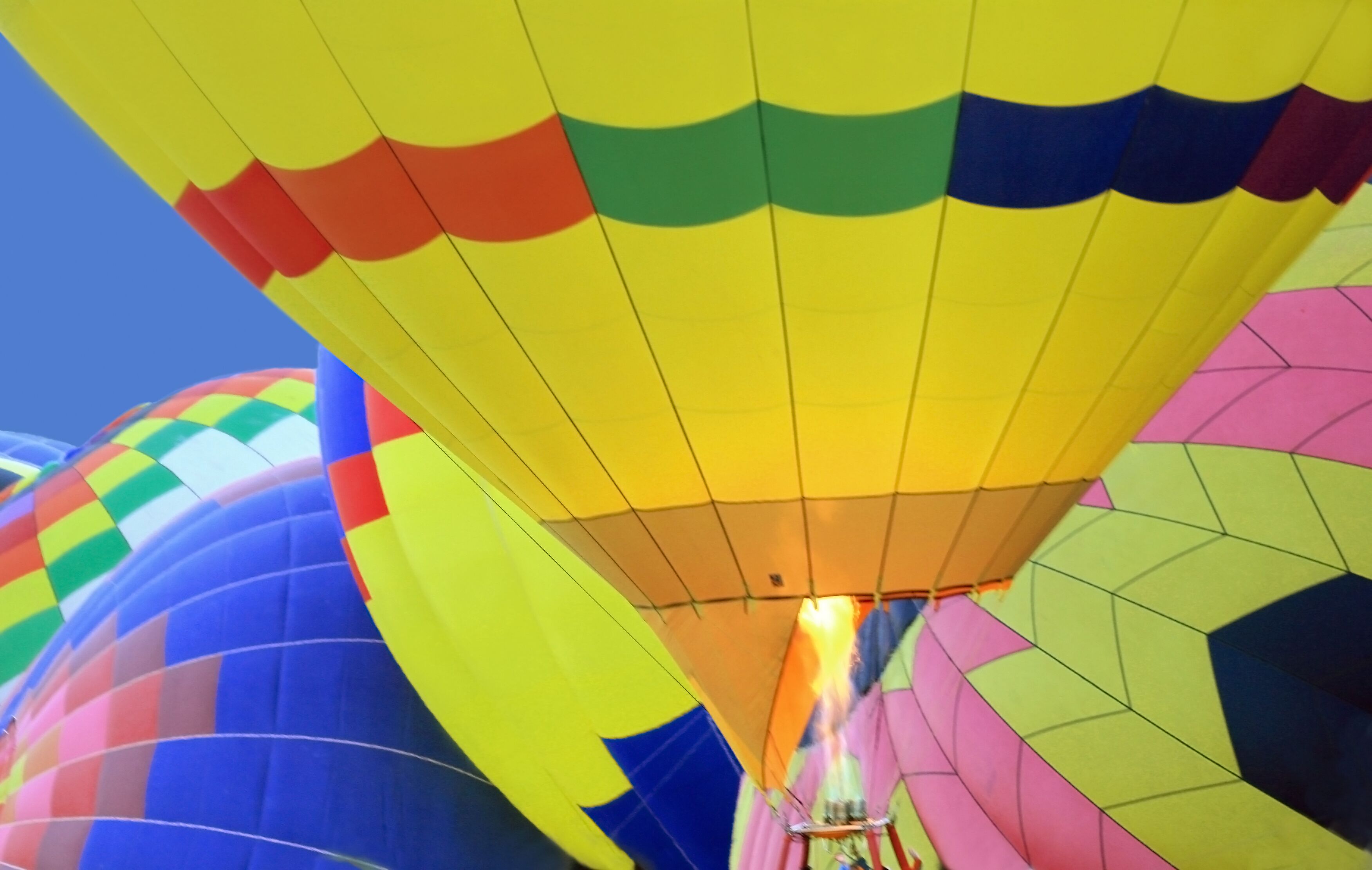 Un globo aerostático con un diseño colorido, visto desde abajo.