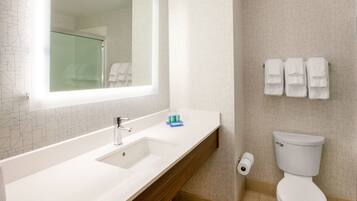 Combined shower/tub, free toiletries, hair dryer, towels
