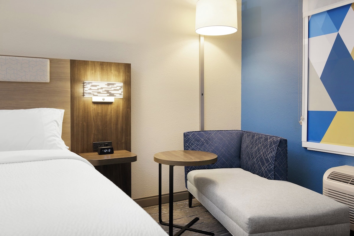Standard Room, 1 King Bed (Extra Floor Space) | Individually decorated, individually furnished, desk, iron/ironing board