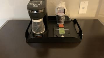 Een bureau, een laptopwerkplek, verduisterende gordijnen