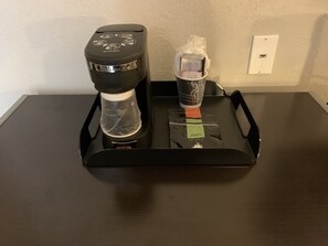 Escritorio, espacio para trabajar con un portátil, cortinas opacas