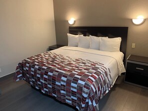 Escritorio, espacio para trabajar con un portátil, cortinas opacas