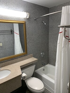 Combined shower/tub, free toiletries, hair dryer, towels - Red Roof Inn Copiague (Copiague)