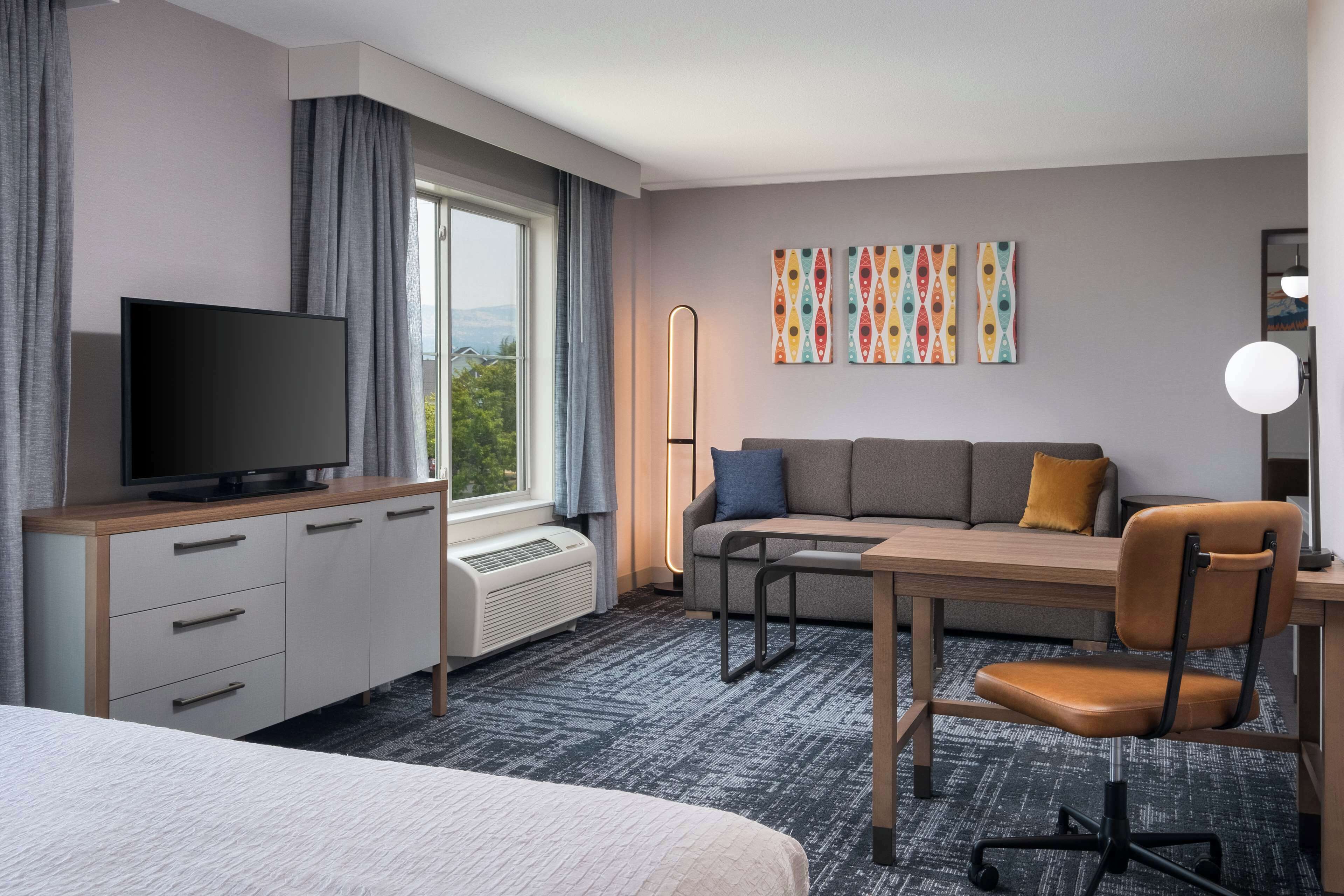 Schreibtisch, Verdunkelungsvorhänge, Bügeleisen/Bügelbrett