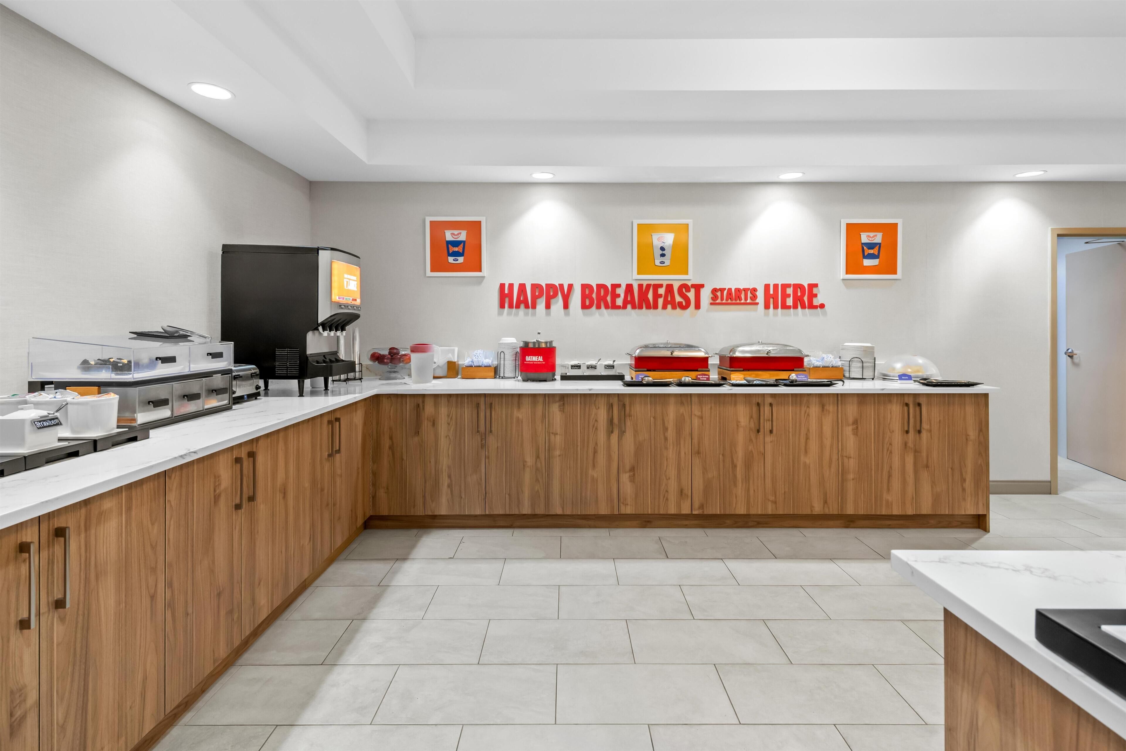 Een ontbijtbalk met een bord waarop staat 'HAPPY BREAKFAST START HERE'.