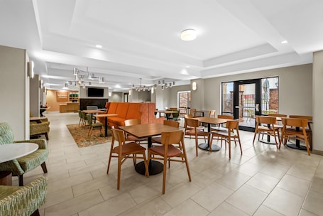 Desayuno buffet incluido todos los días . Hampton Inn Harrison