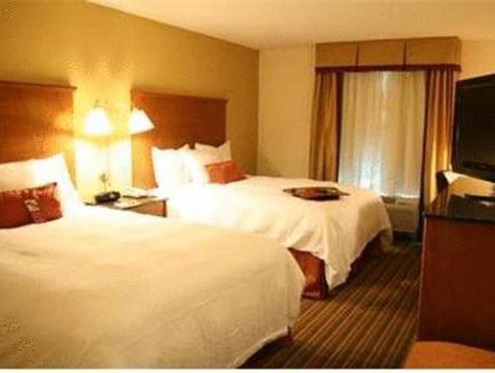 Premium bedding, in-room safe, desk, laptop workspace