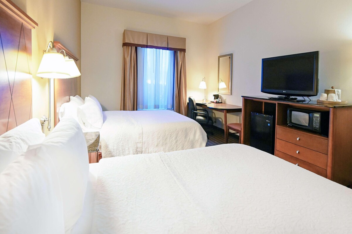 Ropa de cama de alta calidad y caja de seguridad en la habitación 