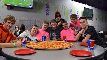 Melayani sarapan dan makan malam dengan sajian masakan Amerika